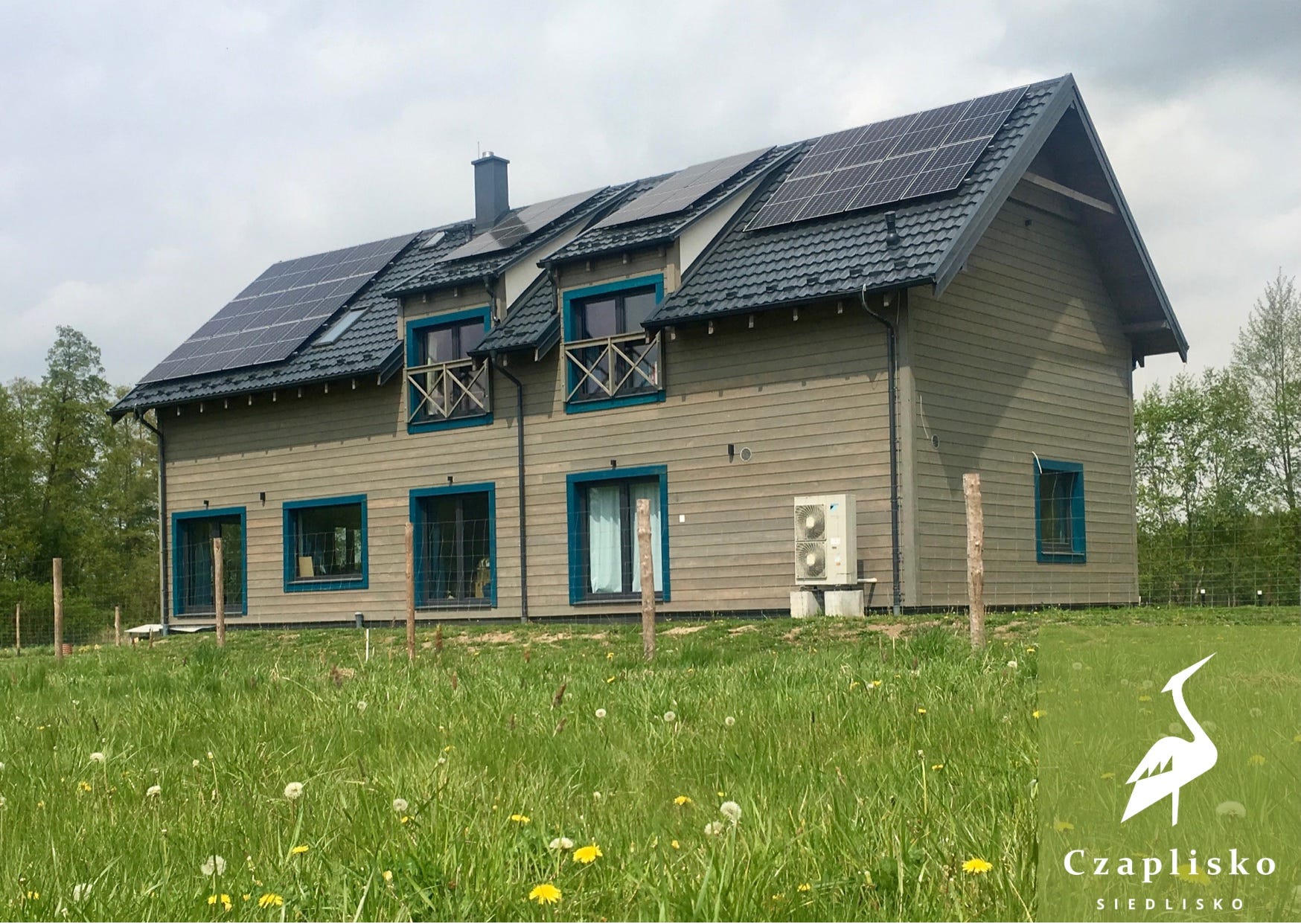 Czaplisko Siedlisko is a guesthouse located at the shore of Jeziorak lake, among forest and meadows. Bird’s songs will accompany you every day. Modern stud wall house with 1.5 hectares of land at your disposal — our proposal of an unforgettable vacation! (https://czapliskosiedlisko.pl/)